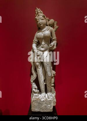 Antike indische Kunst: Himmlische Weibchen (Apsara) mit Skorpion am Bein, 11. Jahrhundert n. Chr., Khajuraho, Indien Stockfoto