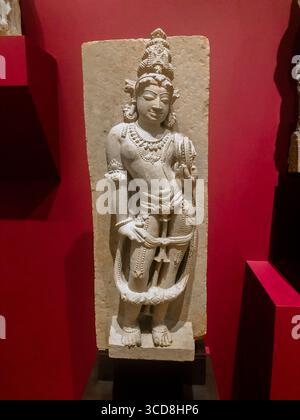 Antike indische Kunst: Sandsteinaufseher von Vishnu mit Discus, um das 11. Jahrhundert Stockfoto