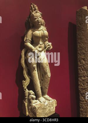 Antike indische Kunst: Himmlische Weibchen (Apsara) mit Skorpion am Bein, 11. Jahrhundert n. Chr., Khajuraho, Indien Stockfoto