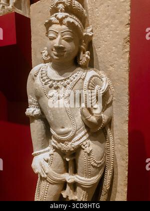 Antike indische Kunst: Sandsteinaufseher von Vishnu mit Discus, um das 11. Jahrhundert n. Chr Stockfoto