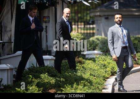 Washington, Usa. August 2025. Terrance Cole, die zum Interims-Bundesverwalter des District of Columbia Metropolitan Police Department ernannt wurde, wird am 12. August 2025 mit Helfern vor dem Weißen Haus gesehen. (Francis Chung/Pool/SIPA USA) Credit: SIPA USA/Alamy Live News Stockfoto