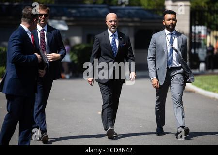 Washington, Usa. August 2025. Terrance Cole, die zum Interims-Bundesverwalter des District of Columbia Metropolitan Police Department ernannt wurde, wird am 12. August 2025 mit Helfern vor dem Weißen Haus gesehen. (Francis Chung/Pool/SIPA USA) Credit: SIPA USA/Alamy Live News Stockfoto