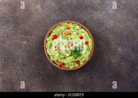 Schüssel mit Guacamole-Dip auf grauem Hintergrund. Draufsicht. Stockfoto
