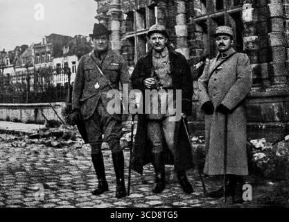 April 1916 L’Illustration Foto des US-amerikanischen Kriegskorrespondenten Richard Harding Davis mit zwei französischen Offizieren vor den Ruinen der Hôtel de Ville, Arras, während des Ersten Weltkriegs berichtete Davis, einer der berühmtesten Journalisten seiner Ära, ausführlich von der Front. Dieses Bild zeigt die Zerstörung der Westfront und die Zusammenarbeit zwischen alliierten Militärkräften und der Presse bei der Dokumentation des Krieges. Stockfoto