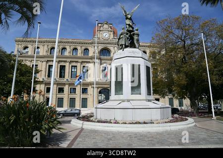 Hotel de Ville (Rathaus) mit einem Denkmal aus dem Ersten Weltkrieg im Vordergrund in Cannes, Frankreich Stockfoto