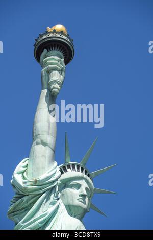 Fackel- und Kopfansicht der Freiheitsstatue in den Vereinigten Staaten in der Nähe von New York City Stockfoto