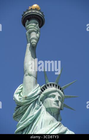 Fackel- und Kopfansicht der Freiheitsstatue in den Vereinigten Staaten in der Nähe von New York City Stockfoto