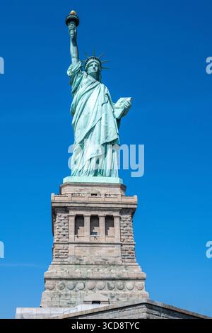 Sockel- und Statuenansicht der Freiheitsstatue in den Vereinigten Staaten in der Nähe von New York City Stockfoto