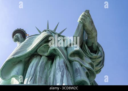 Blick auf die Straße vor der Freiheitsstatue in den Vereinigten Staaten in der Nähe von New York City Stockfoto