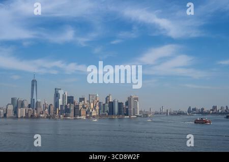 Blick auf den Hafen von New York mit Blick auf Manhattan, New York City Stockfoto