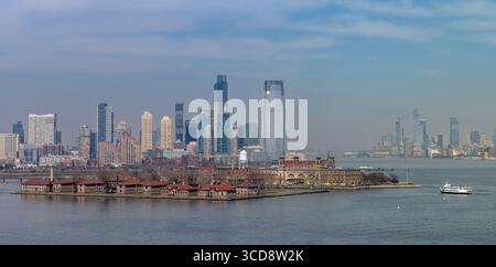 Ellis Island und Jersey City ab New Yokr Harbor Stockfoto