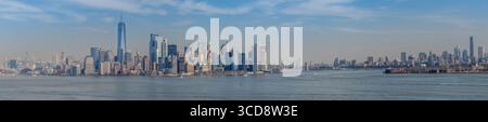Panoramablick auf den Hafen von New York mit Blick auf Manhattan und Brooklyn in New York City Stockfoto