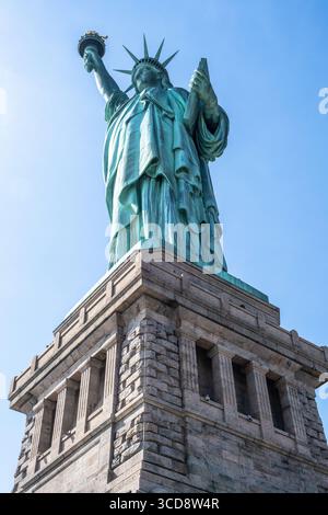 Blick auf den Sockel und die Statue of Liberty in den Vereinigten Staaten in der Nähe von New York City Stockfoto