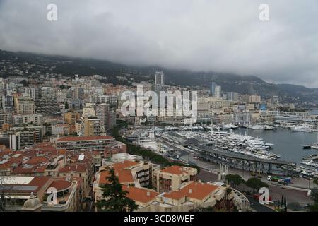 Ein Hochwinkelblick auf Port Hercule in Monte Carlo, Monaco Stockfoto