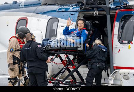 San Diego, Vereinigte Staaten von Amerika. August 2025. Der JAXA-Astronaut Takuya Onishi wird an Bord eines Hubschraubers auf dem SpaceX-Rückgewinnungsschiff SHANNON nach dem Spritzen im Pazifischen Ozean am 9. August 2025 vor der Küste von San Diego, Kalifornien, unterstützt. Die Besatzung der Expedition 73 einschließlich der NASA-Astronauten Anne McClain und Nichole Ayers, der JAXA-Astronaut Takuya Onishi und der Roscosmos-Kosmonaut Kirill Peskov kehrten nach fast 7 Monaten im Weltraum an Bord der Internationalen Raumstation zurück. Quelle: Keegan Barber/NASA/Alamy Live News Stockfoto