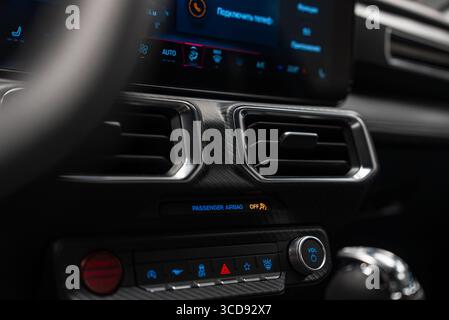 Nahaufnahme des Armaturenbretts und des Bedienfelds des Ford Mustang GT 5,0 Stockfoto