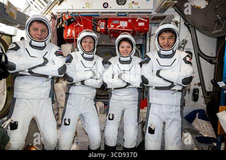 Internationale Raumstation, Erdumlaufbahn. Juli 2025. Von links stehend: Der Roscosmos-Kosmonaut Kirill Peskov, die NASA-Astronauten Nichole Ayers, Anne McClain und JAXA-Astronaut Takuya Onishi posieren zusammen während einer Passungsprüfung für ihre Druckanzüge im Harmony-Modul der Internationalen Raumstation am 29. Juli 2025 in der Erdumlaufbahn. Die Besatzung der Expedition 73 startet am 8. August nach fast 7 Monaten im Weltraum an Bord der Internationalen Raumstation. Quelle: NASA/NASA/Alamy Live News Stockfoto