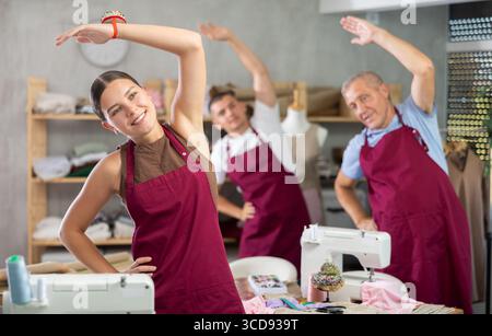 Schneider machen ein Aufwärmen in der Werkstatt Stockfoto