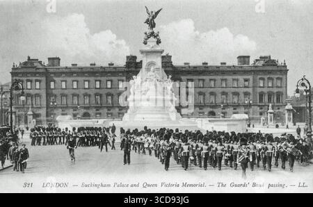 Eine Louis Levy Postkarte von etwa 1912, die die neue Wache auf dem Weg zum St. James's Palace von Wellington Kaserne zum Wachwechsel zeigt, begleitet von mindestens vier Polizeibeamten von der Cannon Row Polizeistation. Stockfoto