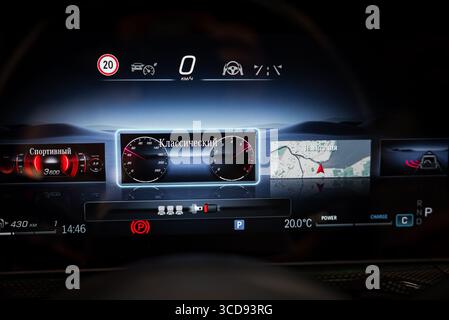 Nahaufnahme der digitalen Armaturenbrettanzeige im Luxusfahrzeug Stockfoto