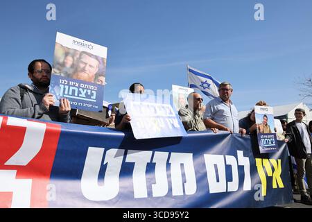 Aktivisten und Hinterbliebene marschieren am 16. Januar 2025 vom Gvura Forum Zelt in Richtung Knesset in Jerusalem. Foto: Raquel G. Frohlich. Stockfoto