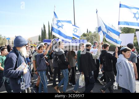 Aktivisten und Hinterbliebene marschieren am 16. Januar 2025 vom Gvura Forum Zelt in Richtung Knesset in Jerusalem. Foto: Raquel G. Frohlich. Stockfoto