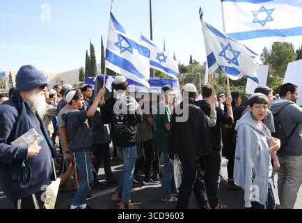 Aktivisten und Hinterbliebene marschieren am 16. Januar 2025 vom Gvura Forum Zelt in Richtung Knesset in Jerusalem. Foto: Raquel G. Frohlich. Stockfoto