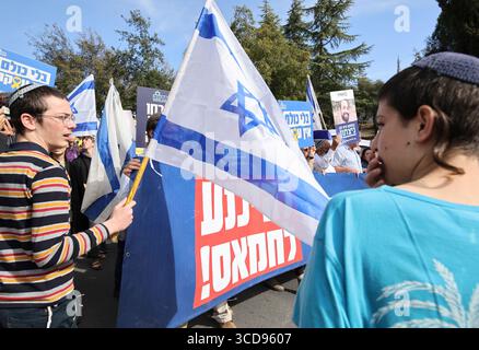 Aktivisten und Hinterbliebene marschieren am 16. Januar 2025 vom Gvura Forum Zelt in Richtung Knesset in Jerusalem. Foto: Raquel G. Frohlich. Stockfoto
