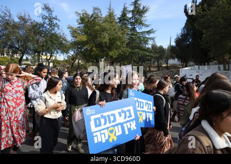 Aktivisten und Hinterbliebene marschieren am 16. Januar 2025 vom Gvura Forum Zelt in Richtung Knesset in Jerusalem. Foto: Raquel G. Frohlich. Stockfoto