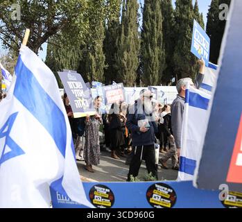 Aktivisten und Hinterbliebene marschieren am 16. Januar 2025 vom Gvura Forum Zelt in Richtung Knesset in Jerusalem. Foto: Raquel G. Frohlich. Stockfoto