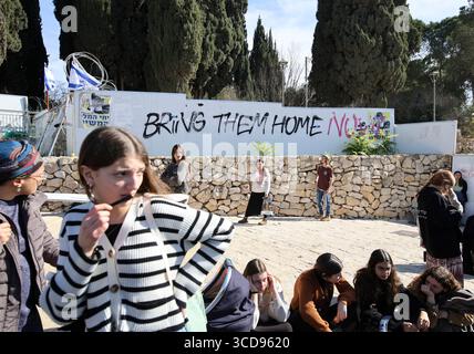 Aktivisten und Hinterbliebene marschieren am 16. Januar 2025 vom Gvura Forum Zelt in Richtung Knesset in Jerusalem. Foto: Raquel G. Frohlich. Stockfoto