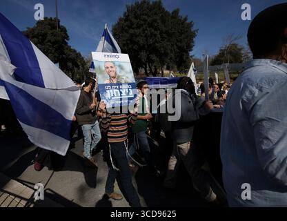 Aktivisten und Hinterbliebene marschieren am 16. Januar 2025 vom Gvura Forum Zelt in Richtung Knesset in Jerusalem. Foto: Raquel G. Frohlich. Stockfoto