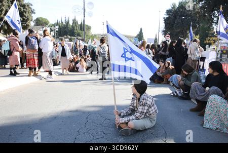 Aktivisten und Hinterbliebene marschieren am 16. Januar 2025 vom Gvura Forum Zelt in Richtung Knesset in Jerusalem. Foto: Raquel G. Frohlich. Stockfoto