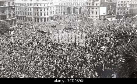 Am 8. Juni 1946 feiert London das Ende des Zweiten Weltkriegs, vom South Africa House aus gesehen, der auf den Admiralitätsbogen blickt. Stockfoto