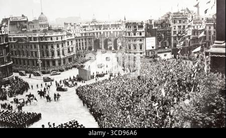 Die Prozession zum Siegtag in London, die das Ende des Zweiten Weltkriegs feiert, am 8. Juni 1946, vom South Africa House aus gesehen, mit Blick auf den Admiralitätsbogen. Stockfoto