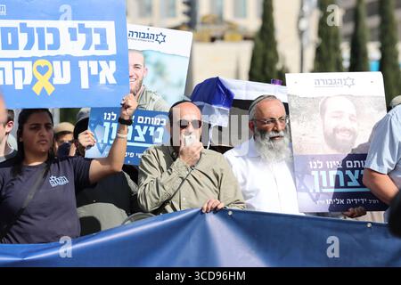 Aktivisten und Hinterbliebene marschieren am 16. Januar 2025 vom Gvura Forum Zelt in Richtung Knesset in Jerusalem. Foto: Raquel G. Frohlich. Stockfoto