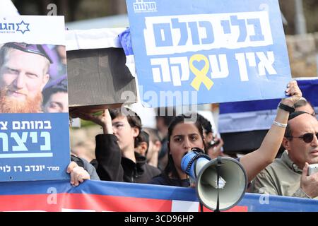 Aktivisten und Hinterbliebene marschieren am 16. Januar 2025 vom Gvura Forum Zelt in Richtung Knesset in Jerusalem. Foto: Raquel G. Frohlich. Stockfoto