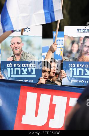 Aktivisten und Hinterbliebene marschieren am 16. Januar 2025 vom Gvura Forum Zelt in Richtung Knesset in Jerusalem. Foto: Raquel G. Frohlich. Stockfoto