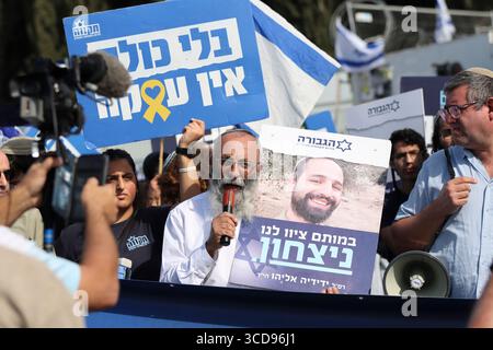 Aktivisten und Hinterbliebene marschieren am 16. Januar 2025 vom Gvura Forum Zelt in Richtung Knesset in Jerusalem. Foto: Raquel G. Frohlich. Stockfoto