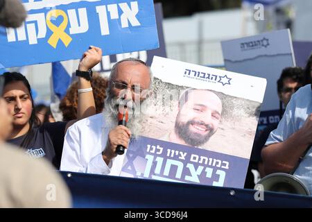 Aktivisten und Hinterbliebene marschieren am 16. Januar 2025 vom Gvura Forum Zelt in Richtung Knesset in Jerusalem. Foto: Raquel G. Frohlich. Stockfoto