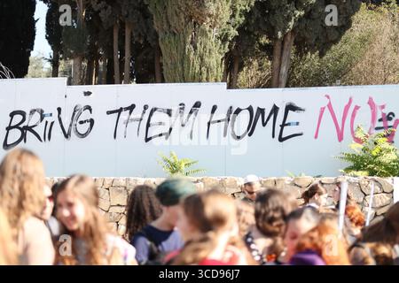 Aktivisten und Hinterbliebene marschieren am 16. Januar 2025 vom Gvura Forum Zelt in Richtung Knesset in Jerusalem. Foto: Raquel G. Frohlich. Stockfoto