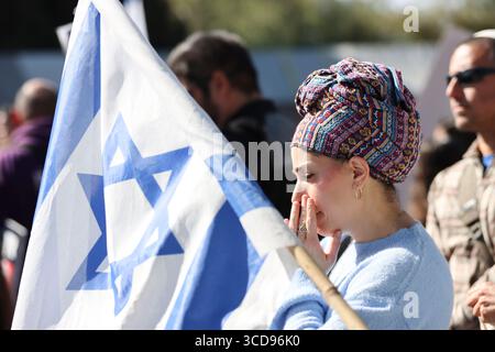 Aktivisten und Hinterbliebene marschieren am 16. Januar 2025 vom Gvura Forum Zelt in Richtung Knesset in Jerusalem. Foto: Raquel G. Frohlich. Stockfoto