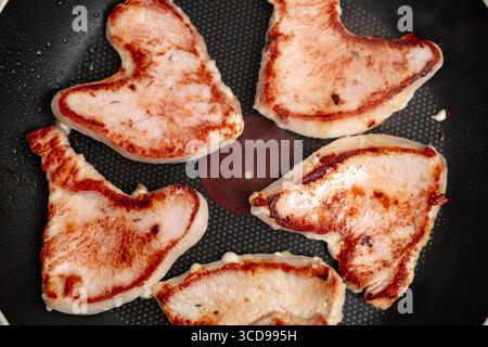 brutzelnde putenspeckscheiben in einer antihaftbeschichteten Pfanne. Stockfoto