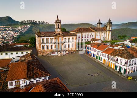 Luftaufnahme des leeren Tiradentes-Platzes in der Stadt Ouro Preto in Brasilien Stockfoto