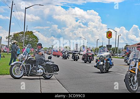 EMPORIA KANSAS, USA - 12. AUGUST 2025 165 Motorräder aus ganz Kansas und zahlreiche Autos begleiteten den halbgroßen Nachbau der Vietnam Veterans Memorial Wall zur Ball-McColm Post 5 American Legion Post Stockfoto
