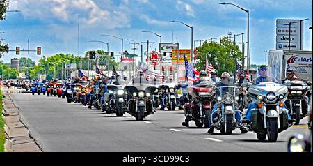 EMPORIA KANSAS, USA - 12. AUGUST 2025 165 Motorräder aus ganz Kansas und zahlreiche Autos begleiteten den halbgroßen Nachbau der Vietnam Veterans Memorial Wall zur Ball-McColm Post 5 American Legion Post Stockfoto