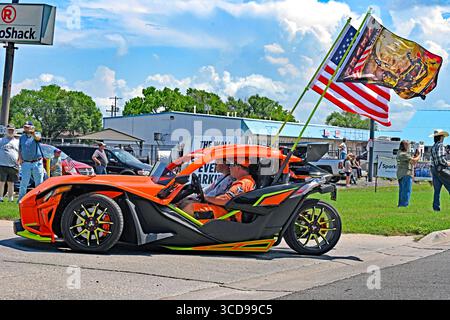 EMPORIA KANSAS, USA - 12. AUGUST 2025 165 Motorräder aus ganz Kansas und zahlreiche Autos begleiteten den halbgroßen Nachbau der Vietnam Veterans Memorial Wall zur Ball-McColm Post 5 American Legion Post Stockfoto