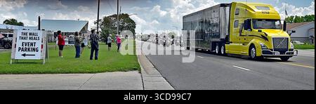 EMPORIA KANSAS, USA - 12. AUGUST 2025 165 Motorräder aus ganz Kansas und zahlreiche Autos begleiteten den halbgroßen Nachbau der Vietnam Veterans Memorial Wall zur Ball-McColm Post 5 American Legion Post Stockfoto