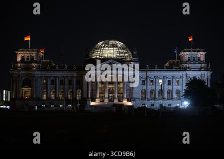 Berlin, Deutschland. August 2025. Das Reichstagsgebäude in der Nacht. Quelle: Fabian Sommer/dpa/Alamy Live News Stockfoto