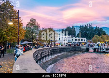 Sonnenuntergang über Queenstown, Otago, Südinsel, Neuseeland, Touristen sehen den Sonnenuntergang über dem Lake Wakatipu Stockfoto
